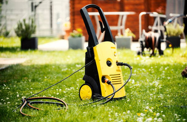 Best Animal Enclosure Cleaning  in Comstock Northwest, MI